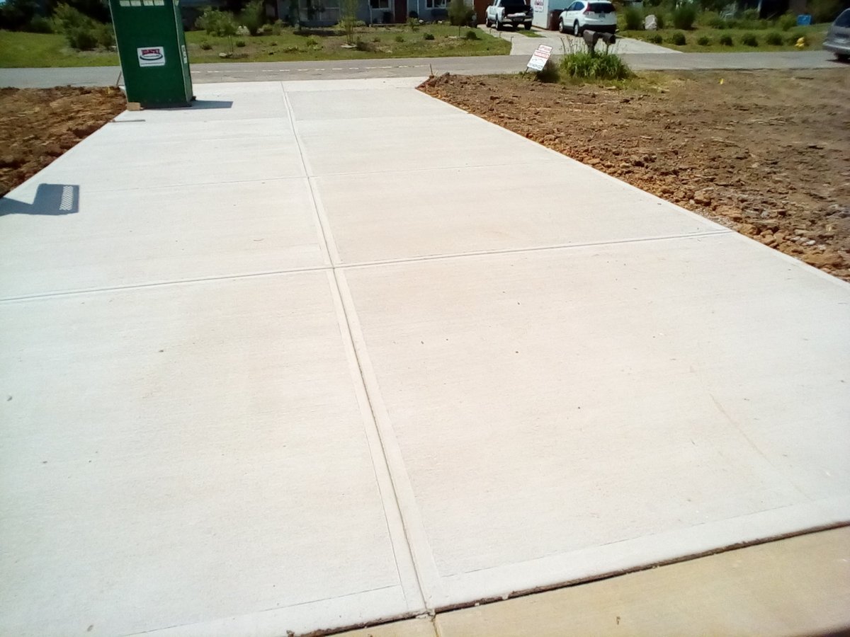 Pattern imprinted concrete driveway
