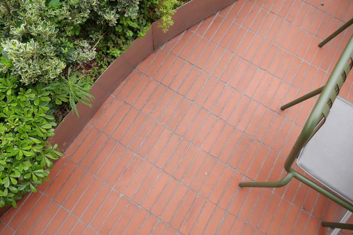Porcelain patio tiles with garden furniture